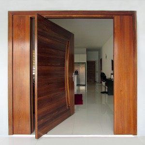 Danpaati (pivoting entrance door)