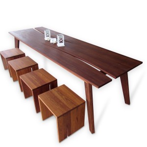 Table with benches: Fajalobi